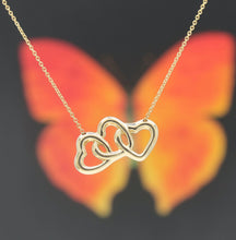 Lade das Bild in den Galerie-Viewer, Tiffany &amp; Co.Tripple Herzanhänger in 18KT Gold

