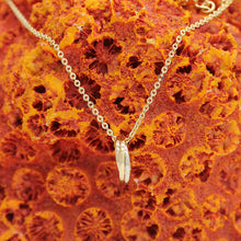 Lade das Bild in den Galerie-Viewer, Cartier Trinity Mini Halskette in 18KT Gold
