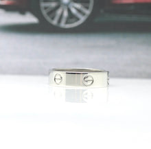 Lade das Bild in den Galerie-Viewer, Cartier Love Ring in 18KT Weißgold mit Cartier Box in Gr. 64
