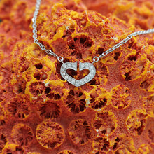 Lade das Bild in den Galerie-Viewer, Cartier C Heart Halskette in 18KT Weißgold mit Diamanten

