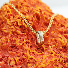Lade das Bild in den Galerie-Viewer, Cartier Trinity Halskette in 18KT Gold Box
