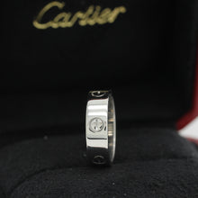 Lade das Bild in den Galerie-Viewer, Cartier Love Ring in 18KT Weißgold mit Cartier Box in Gr. 58
