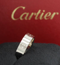 Lade das Bild in den Galerie-Viewer, Cartier Love Ring in 18KT Weißgold mit Cartier Box in Gr. 66
