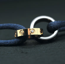 Lade das Bild in den Galerie-Viewer, Cartier Love Armband in 18KT Rosegold, Keramik &amp; Diamanten mit blauer Kordel
