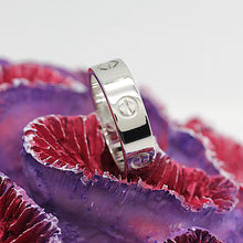 Lade das Bild in den Galerie-Viewer, Cartier Love Ring in 18KT Weißgold mit Cartier Box in Gr. 50
