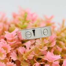 Lade das Bild in den Galerie-Viewer, Cartier Love Ring in 18KT Weißgold mit Cartier Box in Gr. 58
