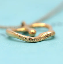 Lade das Bild in den Galerie-Viewer, Tiffany &amp; Co. Elsa Peretti Halskette mit " Apfel " Anhänger in 18KT Gold
