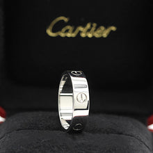 Lade das Bild in den Galerie-Viewer, Cartier Love Ring in 18KT Weißgold mit Cartier Box in Gr. 65
