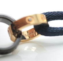 Lade das Bild in den Galerie-Viewer, Cartier Love Armband in 18KT Rosegold, Keramik &amp; Diamanten mit blauer Kordel
