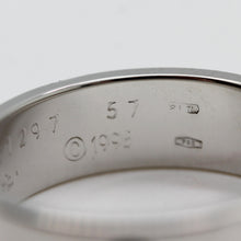 Lade das Bild in den Galerie-Viewer, Cartier Love Ring in 18KT Weißgold mit Cartier Box in Gr. 57
