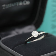 Lade das Bild in den Galerie-Viewer, Tiffany &amp; Co. Verlobungsring Platin 950-Gr.52 - Box &amp; Zertifikat 0.34 ct - VS1
