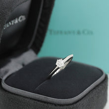 Lade das Bild in den Galerie-Viewer, Tiffany &amp; Co. Verlobungsring Platin 950- Gr.53 - Box &amp; Zertifikat 0,23 ct - VS2
