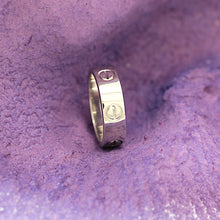 Lade das Bild in den Galerie-Viewer, Cartier Love Ring in 18KT Weißgold mit Cartier Box in Gr. 51
