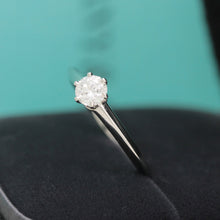 Lade das Bild in den Galerie-Viewer, Tiffany &amp; Co. Verlobungsring Platin 950-Gr.52 - Box &amp; Zertifikat 0.34 ct - VS1
