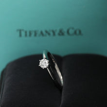 Lade das Bild in den Galerie-Viewer, Tiffany &amp; Co.Verlobungsring Platin 950 - Gr.49 - Box &amp; Zertifikat 0,26 ct - VS1
