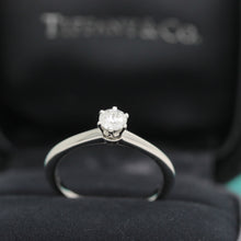 Lade das Bild in den Galerie-Viewer, Tiffany &amp; Co. Verlobungsring Platin 950-Gr.50 - Box &amp; Zertifikat 0.26 ct - VS1
