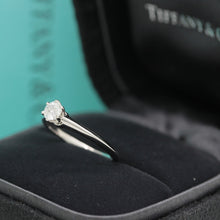 Lade das Bild in den Galerie-Viewer, Tiffany &amp; Co. Verlobungsring Platin 950-Gr.49 - Box &amp; Zertifikat 0.27 ct - VS1
