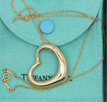 Lade das Bild in den Galerie-Viewer, Tiffany &amp; Co Halskette Elsa Peretti mit großen offenem Herz in 18KT Gold mit Box
