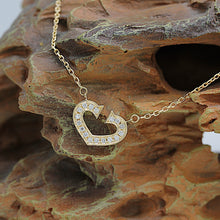 Lade das Bild in den Galerie-Viewer, Cartier C Heart Halskette in 18KT Gold mit Diamanten

