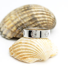 Lade das Bild in den Galerie-Viewer, Cartier Love Ring in 18KT Weißgold mit Cartier Box in Gr. 52
