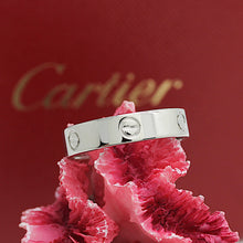 Lade das Bild in den Galerie-Viewer, Cartier Love Ring in 18KT Weißgold mit Cartier Box in Gr. 69
