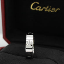 Lade das Bild in den Galerie-Viewer, Cartier Love Ring in 18KT Weißgold mit Cartier Box in Gr. 50
