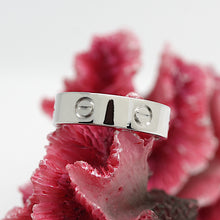 Lade das Bild in den Galerie-Viewer, Cartier Love Ring in 18KT Weißgold mit Cartier Box in Gr. 50
