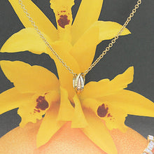 Lade das Bild in den Galerie-Viewer, Cartier Trinity Halskette in 18KT Gold Box
