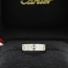 Lade das Bild in den Galerie-Viewer, Cartier Love Ring in 18KT Weißgold mit Cartier Box in Gr. 52
