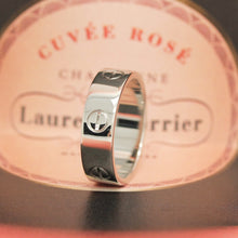 Lade das Bild in den Galerie-Viewer, Cartier Love Ring in 18KT Weißgold mit Cartier Box in Gr. 57
