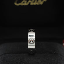 Lade das Bild in den Galerie-Viewer, Cartier Love Ring in 18KT Weißgold mit Cartier Box in Gr. 55
