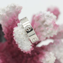 Lade das Bild in den Galerie-Viewer, Cartier Love Ring in 18KT Weißgold mit Cartier Box in Gr. 55
