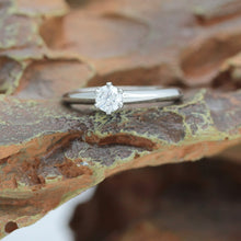 Lade das Bild in den Galerie-Viewer, Tiffany &amp; Co. Verlobungsring Platin 950- Gr.53 - Box &amp; Zertifikat 0,23 ct - VS2
