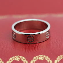 Lade das Bild in den Galerie-Viewer, Cartier Love Ring in 18KT Weißgold mit Cartier Box in Gr. 60
