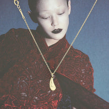 Lade das Bild in den Galerie-Viewer, Tiffany &amp; Co. Elsa Peretti &quot;Teardrop&quot; Halskette in 18KT Gold mit Box
