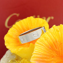 Lade das Bild in den Galerie-Viewer, Cartier Love Ring in 18KT Weißgold mit Cartier Box in Gr. 57
