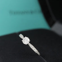 Lade das Bild in den Galerie-Viewer, Tiffany &amp; Co. Verlobungsring Platin 950-Gr.52 - Box &amp; Zertifikat 0.41 ct - VS1
