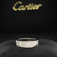 Lade das Bild in den Galerie-Viewer, Cartier Love Ring in 18KT Weißgold mit Cartier Box in Gr. 57
