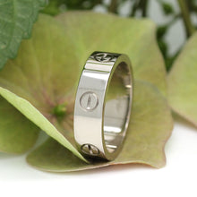 Lade das Bild in den Galerie-Viewer, Cartier Love Ring in 18KT Weißgold mit Cartier Box in Gr. 59
