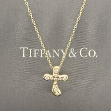 Lade das Bild in den Galerie-Viewer, Tiffany &amp; Co. Elsa Peretti &quot;kleines Kreuz&quot; Halskette in 18KT Gold mit Box
