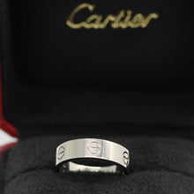 Lade das Bild in den Galerie-Viewer, Cartier Love Ring in 18KT Weißgold mit Cartier Box in Gr. 59
