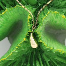 Lade das Bild in den Galerie-Viewer, Tiffany &amp; Co. Elsa Peretti &quot;Teardrop&quot; Halskette in 18KT Gold mit Box
