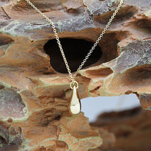 Lade das Bild in den Galerie-Viewer, Tiffany &amp; Co. Elsa Peretti &quot;Teardrop&quot; Halskette in 18KT Gold mit Box
