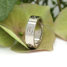 Lade das Bild in den Galerie-Viewer, Cartier Love Ring in 18KT Weißgold mit Cartier Box in Gr. 59
