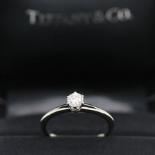 Lade das Bild in den Galerie-Viewer, Tiffany &amp; Co. Verlobungsring Platin 950-Gr.52 - Box &amp; Zertifikat 0.28 ct - VVS2
