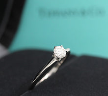 Lade das Bild in den Galerie-Viewer, Tiffany &amp; Co. Verlobungsring Platin 950-Gr.52 - Box &amp; Zertifikat 0.28 ct - VVS2
